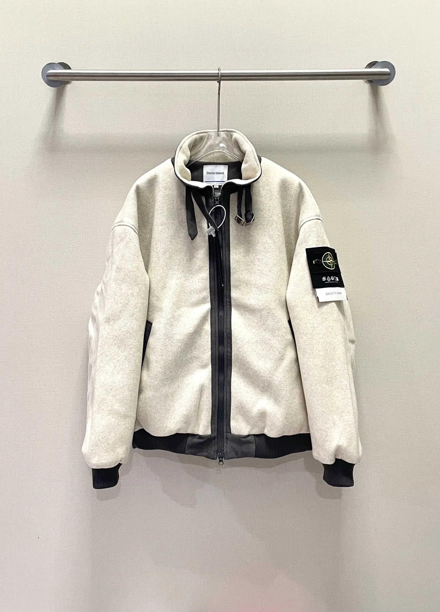 P490 Stone Island/Stone Island Heavy Wool Thickened Spliced Armband Cotton Jacket High-end outdoor brand Stone Island Heavy woolen spliced jacket Loose fit Retro color-blocking texture Fine woolen surface Smooth to the touch The upper body feels extremely warm Thickened cotton inside Delicate and soft cotton material doubles warmth while making the fit snug and not bloated A jacket and cotton jacket with both warmth and styling, retro, fashionable and unique Simple to wear to go out on the street. Full of trendy style. Recommended for fashionistas. Suitable for both men and women. Color: Beige Gray